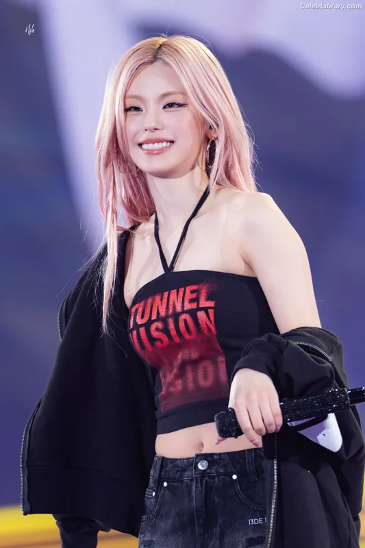 Yeji - ITZY (예지, Hwang Ye-ji) photo 24 of 1028