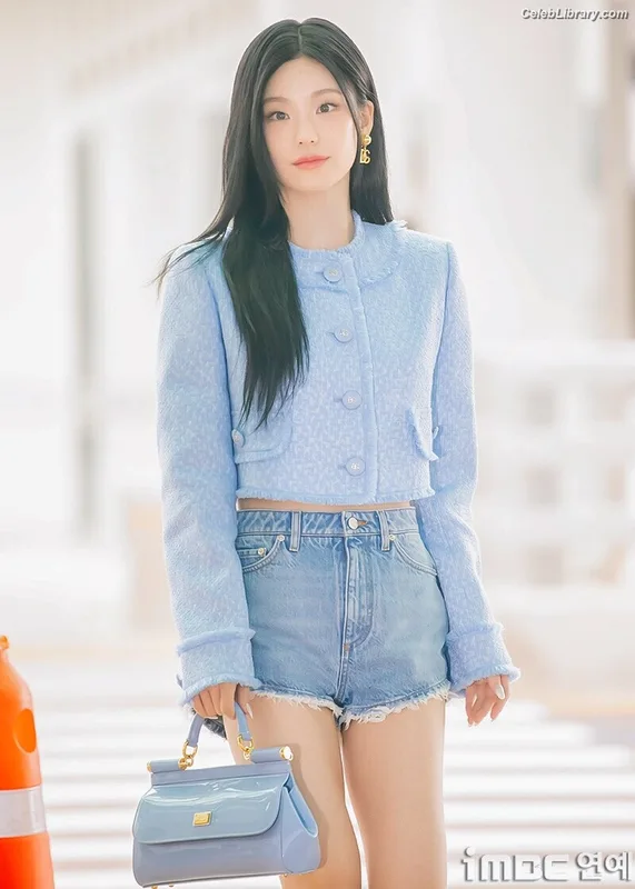 Yeji - ITZY (예지, Hwang Ye-ji) photo 12 of 1028