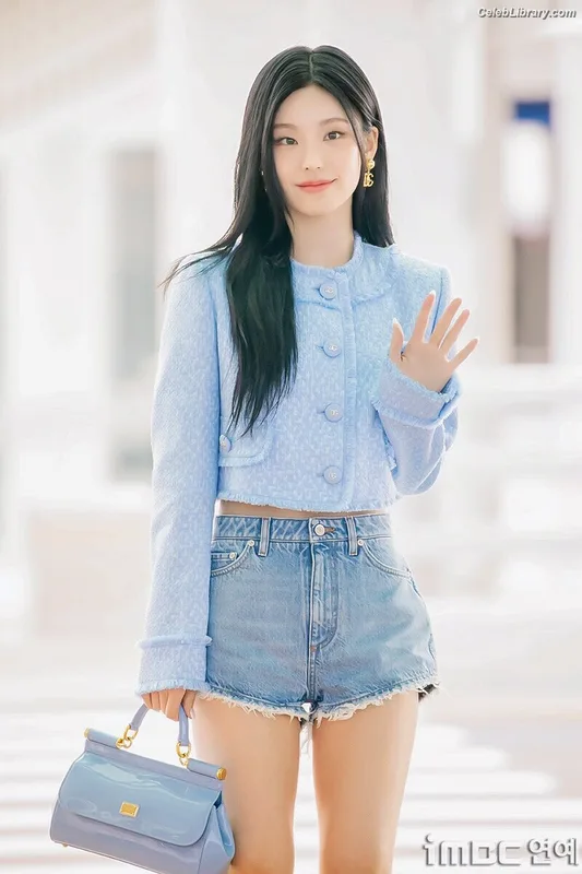 Yeji - ITZY (예지, Hwang Ye-ji) photo 14 of 1028