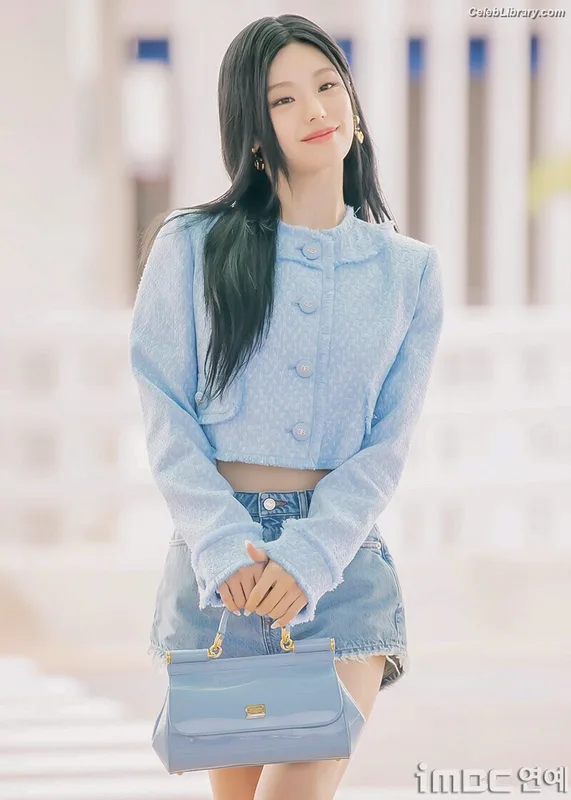 Yeji - ITZY (예지, Hwang Ye-ji) photo 18 of 1028
