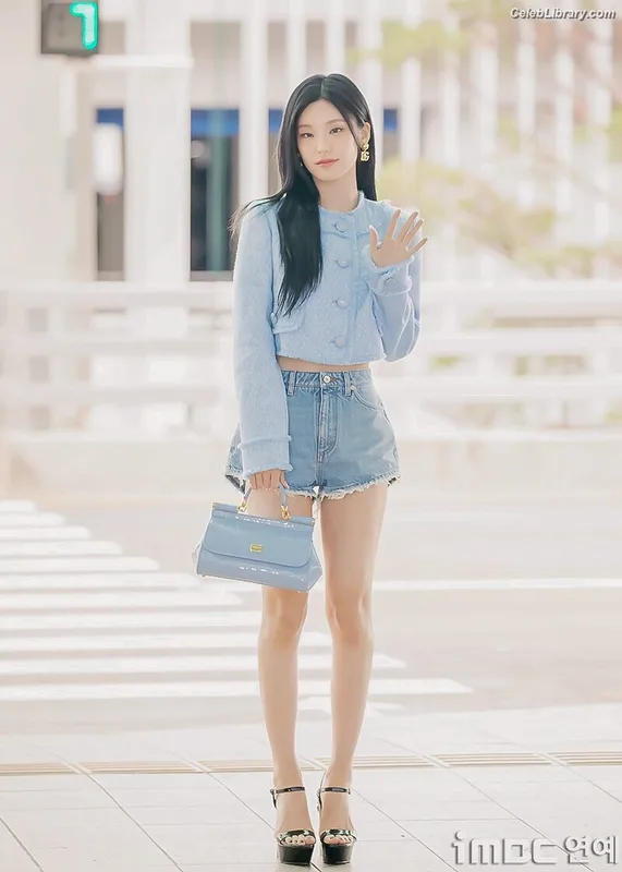 Yeji - ITZY (예지, Hwang Ye-ji) photo 21 of 1028
