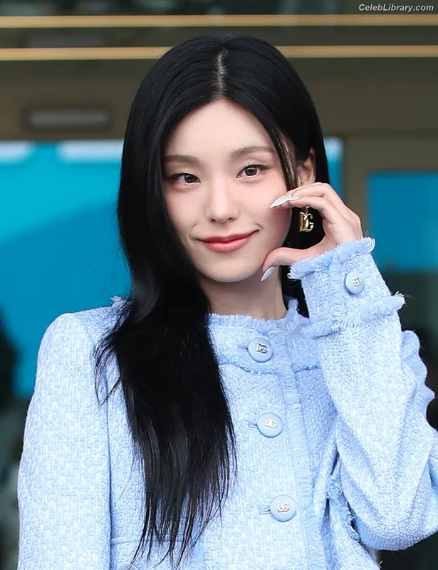 Yeji - ITZY (예지, Hwang Ye-ji) photo 23 of 1028