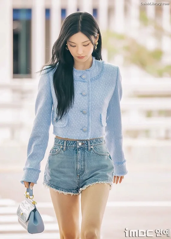Yeji - ITZY (예지, Hwang Ye-ji) photo 24 of 1028