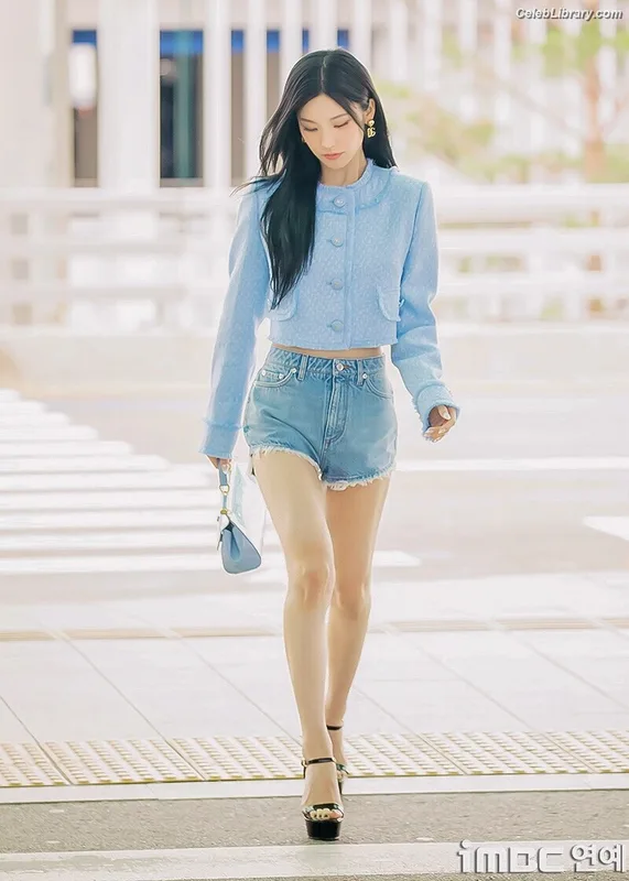 Yeji - ITZY (예지, Hwang Ye-ji) photo 1 of 1028