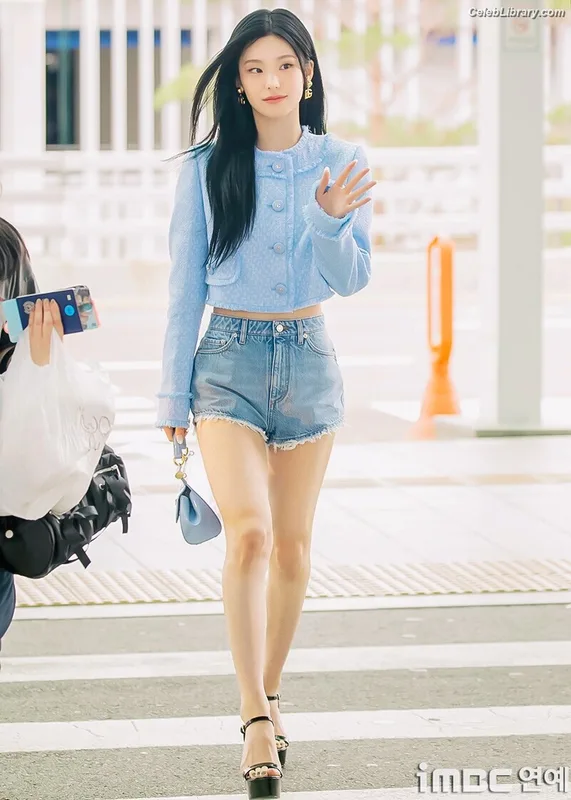 Yeji - ITZY (예지, Hwang Ye-ji) photo 4 of 1028