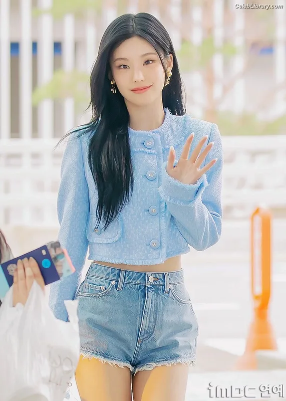 Yeji - ITZY (예지, Hwang Ye-ji) photo 7 of 1028