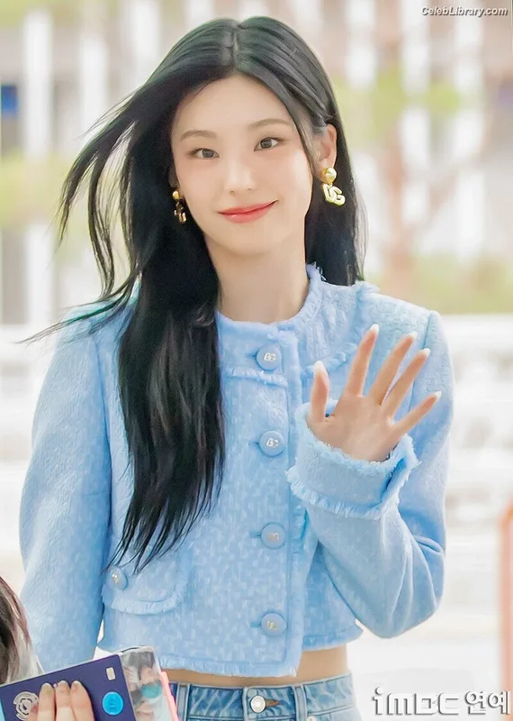 Yeji - ITZY (예지, Hwang Ye-ji) photo 8 of 1028