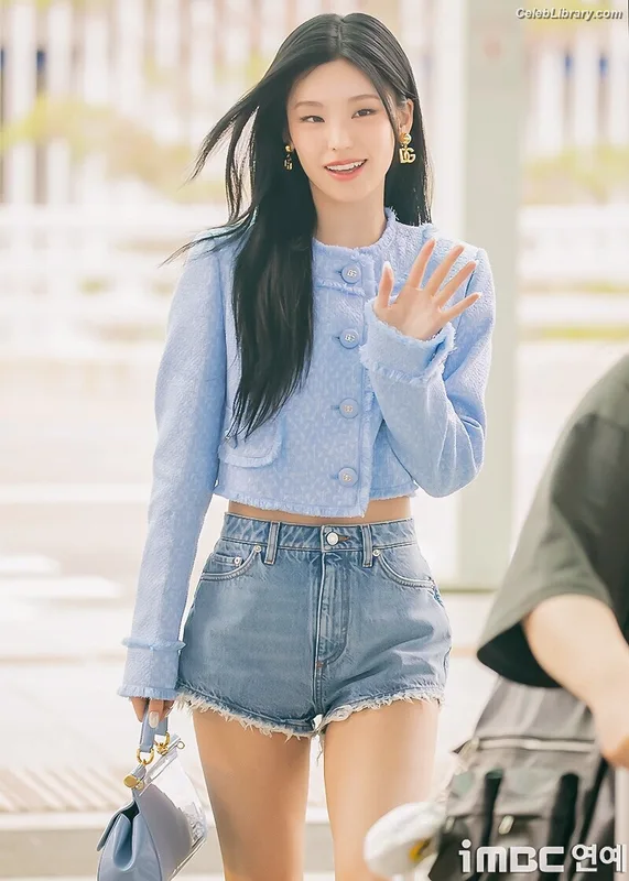 Yeji - ITZY (예지, Hwang Ye-ji) photo 9 of 1028