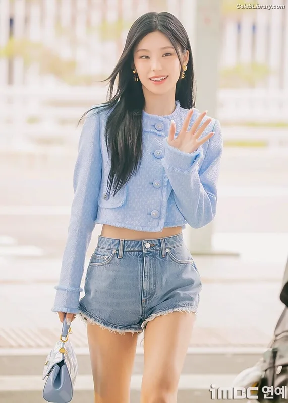 Yeji - ITZY (예지, Hwang Ye-ji) photo 10 of 1028