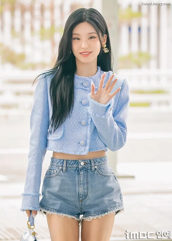 Yeji - ITZY (예지, Hwang Ye-ji) photo 11 of 1028