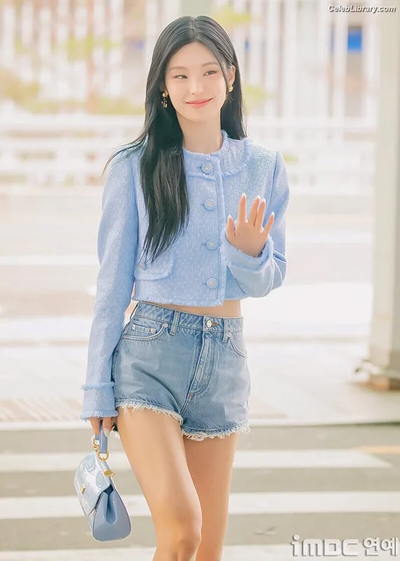 Yeji - ITZY (예지, Hwang Ye-ji) photo 12 of 1028