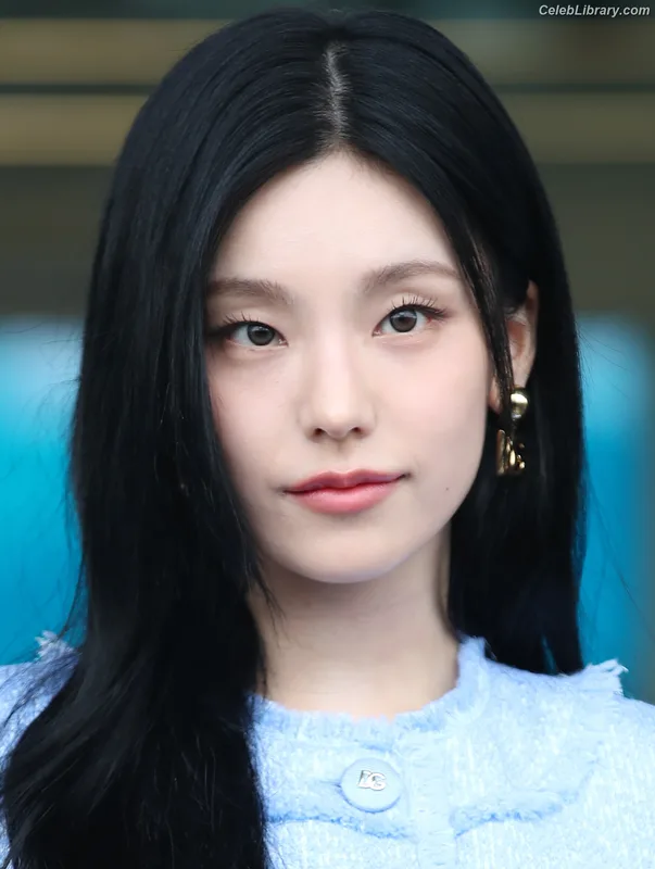 Yeji - ITZY (예지, Hwang Ye-ji) photo 14 of 1028