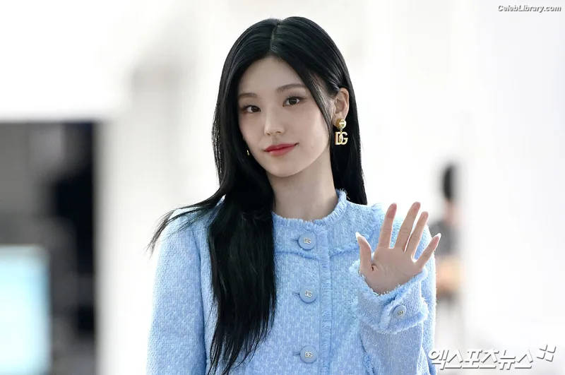 Yeji - ITZY (예지, Hwang Ye-ji) photo 15 of 1028