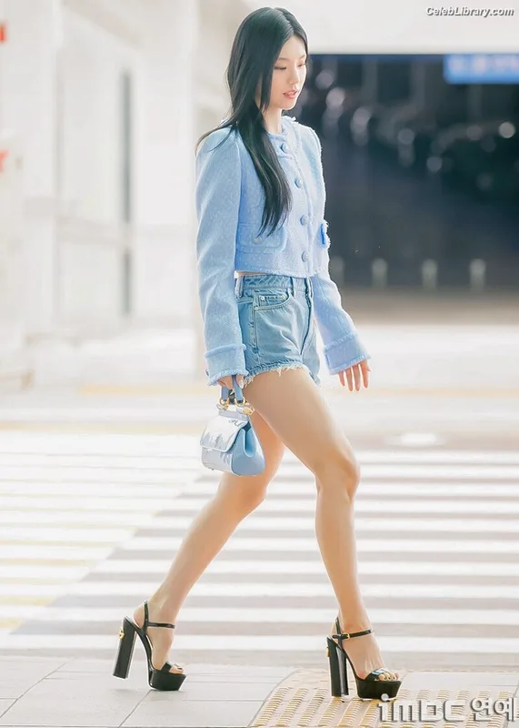 Yeji - ITZY (예지, Hwang Ye-ji) photo 21 of 1028