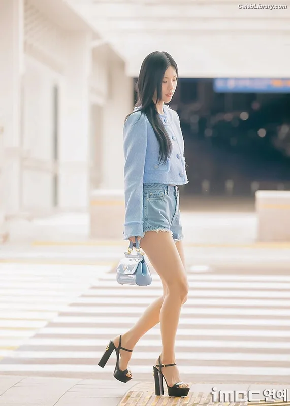 Yeji - ITZY (예지, Hwang Ye-ji) photo 24 of 1028