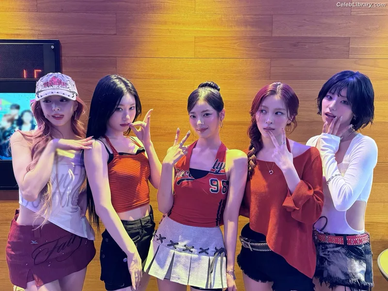 Yeji - ITZY (예지, Hwang Ye-ji) photo 15 of 1028