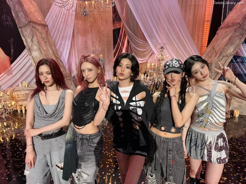Yeji - ITZY (예지, Hwang Ye-ji) photo 16 of 1028