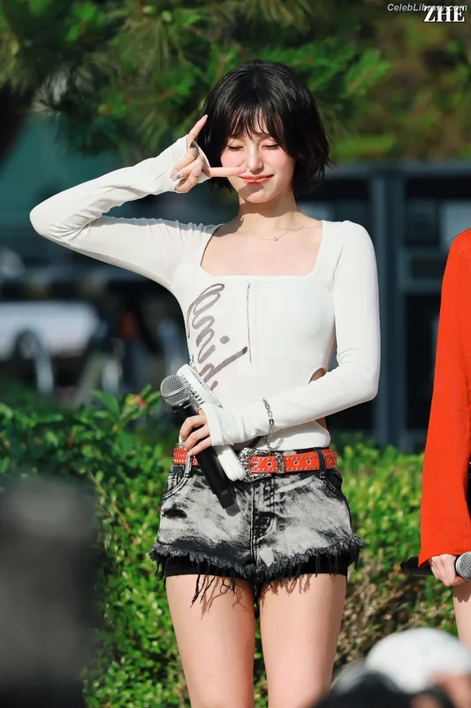 Yeji - ITZY (예지, Hwang Ye-ji) photo 18 of 1028