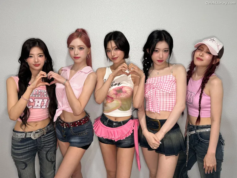 Yeji - ITZY (예지, Hwang Ye-ji) photo 22 of 1028