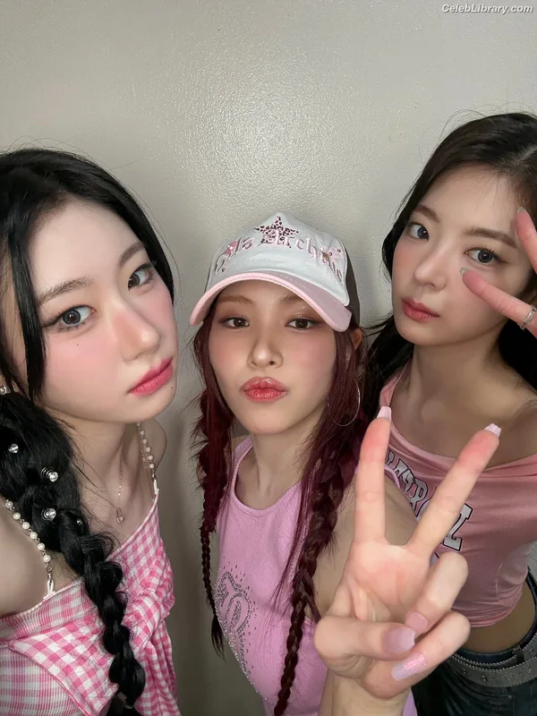 Yeji - ITZY (예지, Hwang Ye-ji) photo 23 of 1028