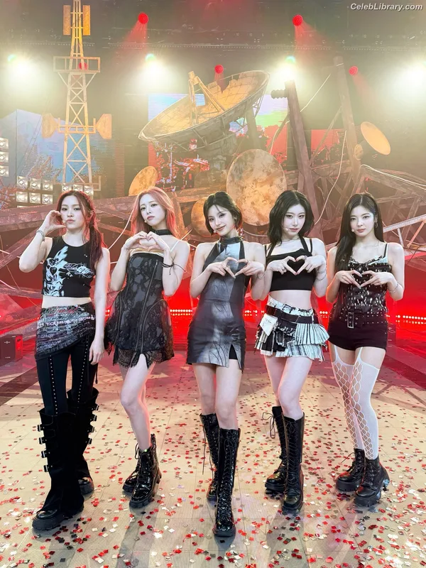 Yeji - ITZY (예지, Hwang Ye-ji) photo 24 of 1028