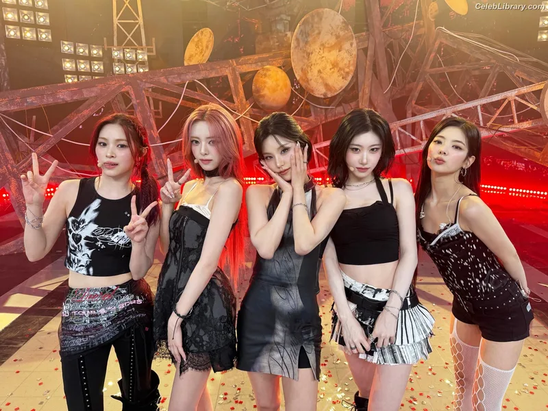 Yeji - ITZY (예지, Hwang Ye-ji) photo 1 of 1028