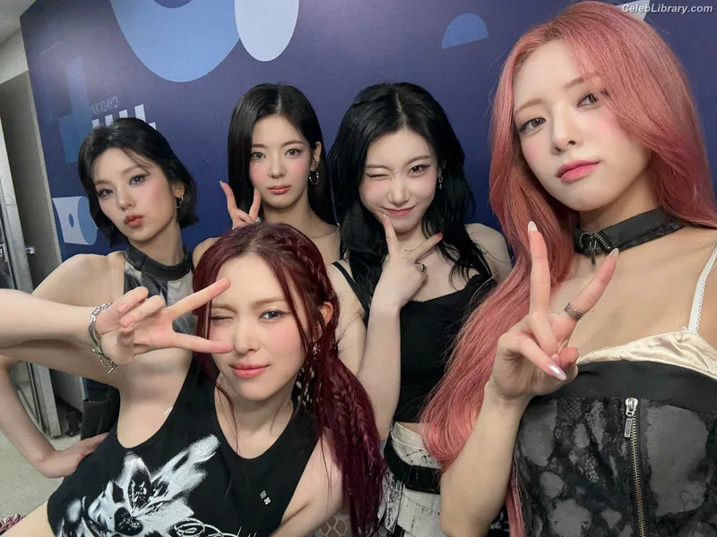 Yeji - ITZY (예지, Hwang Ye-ji) photo 2 of 1028