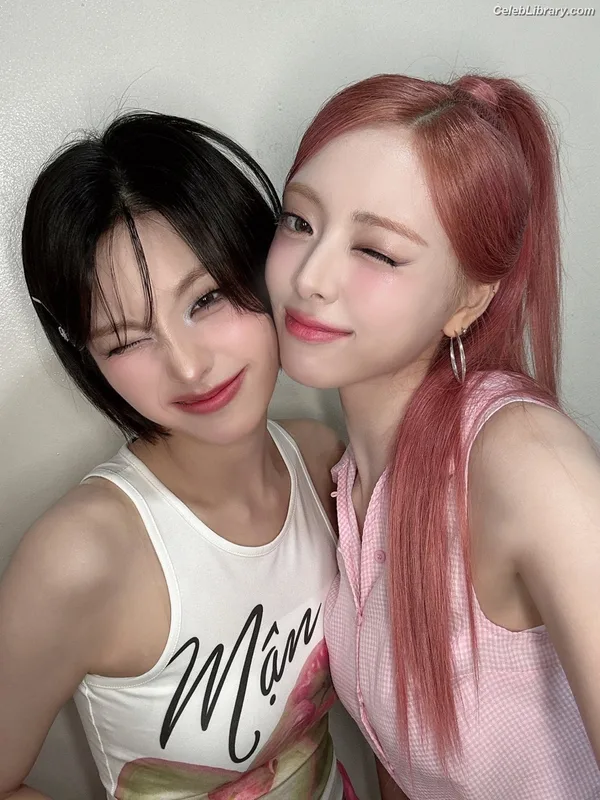 Yeji - ITZY (예지, Hwang Ye-ji) photo 6 of 1028