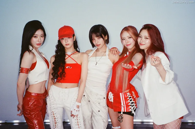 Yeji - ITZY (예지, Hwang Ye-ji) photo 14 of 1028