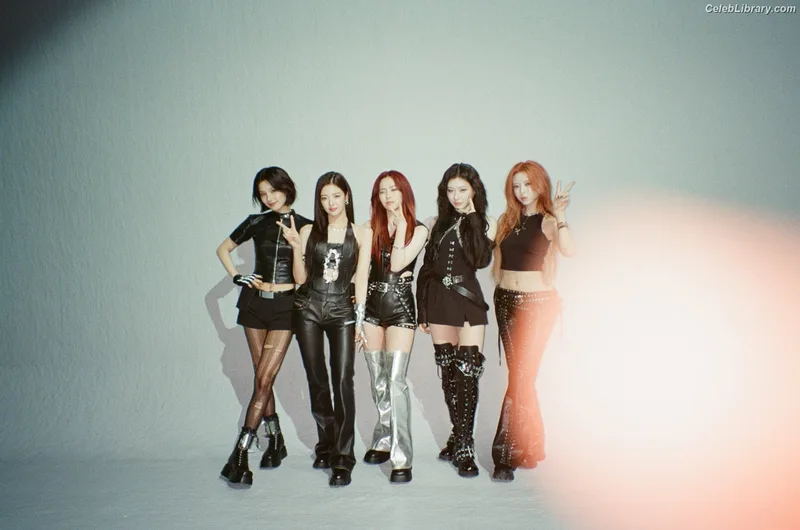Yeji - ITZY (예지, Hwang Ye-ji) photo 20 of 1028