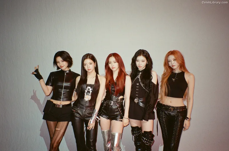 Yeji - ITZY (예지, Hwang Ye-ji) photo 21 of 1028