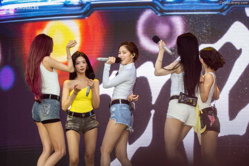 Yeji - ITZY (예지, Hwang Ye-ji) photo 4 of 1028