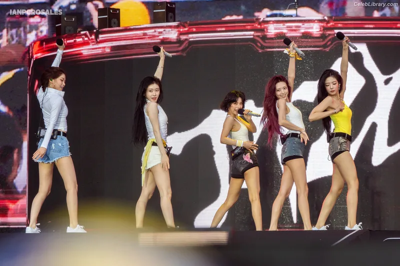 Yeji - ITZY (예지, Hwang Ye-ji) photo 6 of 1028