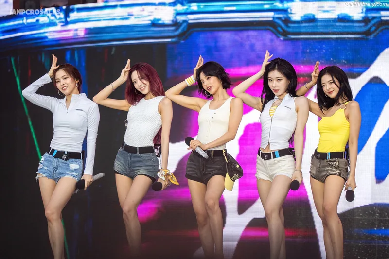 Yeji - ITZY (예지, Hwang Ye-ji) photo 8 of 1028