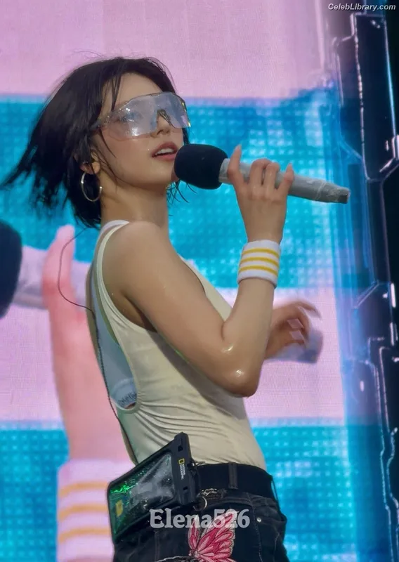 Yeji - ITZY (예지, Hwang Ye-ji) photo 13 of 1028
