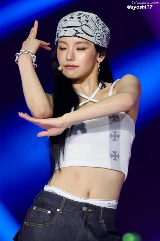 Yeji - ITZY (예지, Hwang Ye-ji) photo 24 of 1028