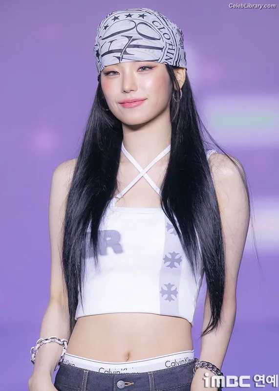 Yeji - ITZY (예지, Hwang Ye-ji) photo 5 of 1028