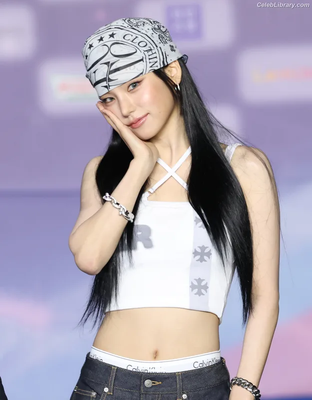 Yeji - ITZY (예지, Hwang Ye-ji) photo 6 of 1028