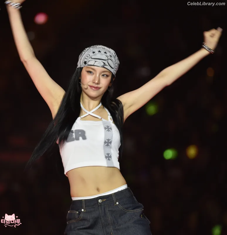 Yeji - ITZY (예지, Hwang Ye-ji) photo 9 of 1028