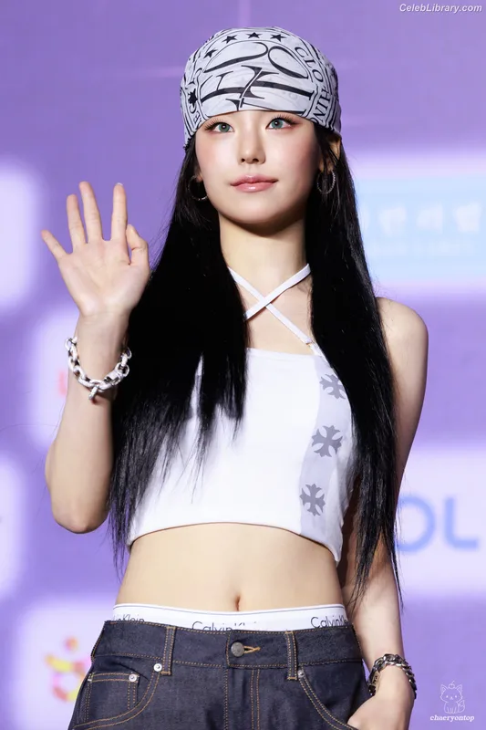 Yeji - ITZY (예지, Hwang Ye-ji) photo 12 of 1028