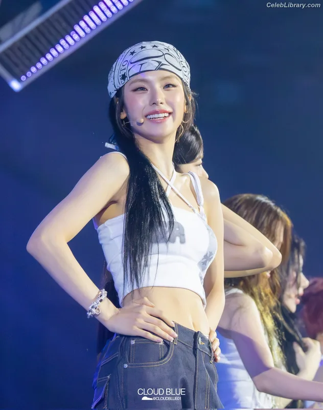 Yeji - ITZY (예지, Hwang Ye-ji) photo 13 of 1028