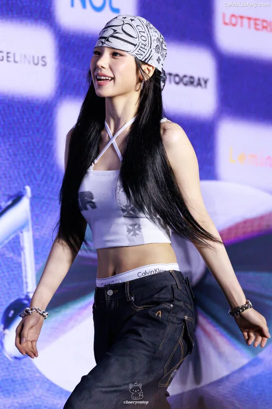Yeji - ITZY (예지, Hwang Ye-ji) photo 14 of 1028