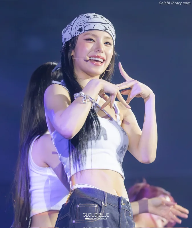 Yeji - ITZY (예지, Hwang Ye-ji) photo 16 of 1028