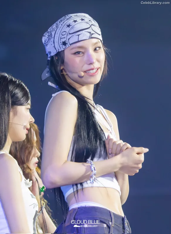 Yeji - ITZY (예지, Hwang Ye-ji) photo 17 of 1028