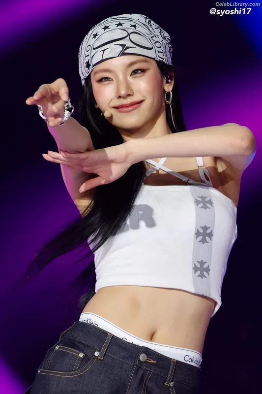 Yeji - ITZY (예지, Hwang Ye-ji) photo 18 of 1028