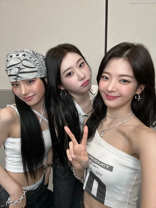 Yeji - ITZY (예지, Hwang Ye-ji) photo 23 of 1028