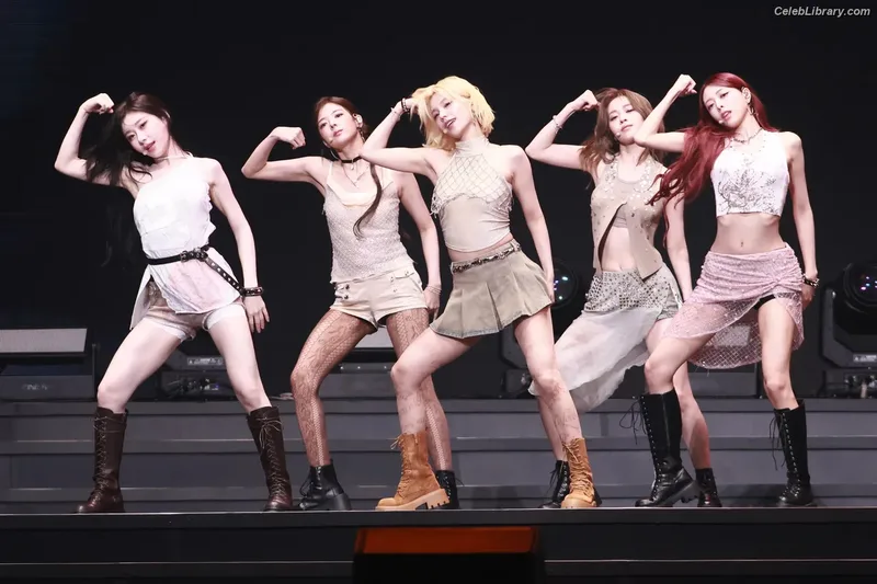 Yeji - ITZY (예지, Hwang Ye-ji) photo 8 of 1028