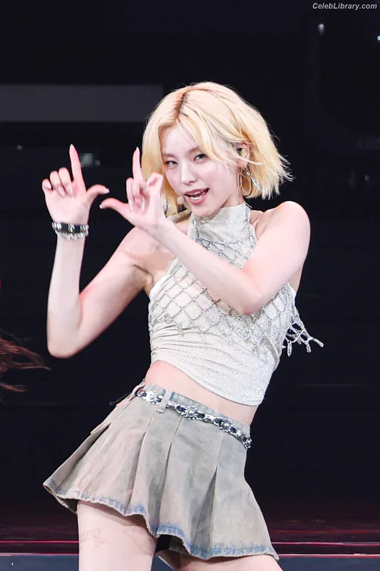 Yeji - ITZY (예지, Hwang Ye-ji) photo 14 of 1028