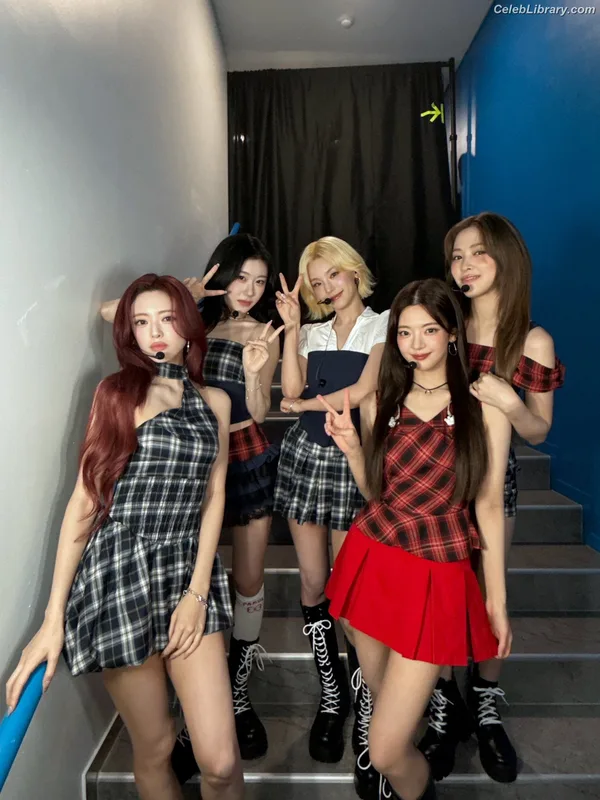 Yeji - ITZY (예지, Hwang Ye-ji) photo 5 of 1028