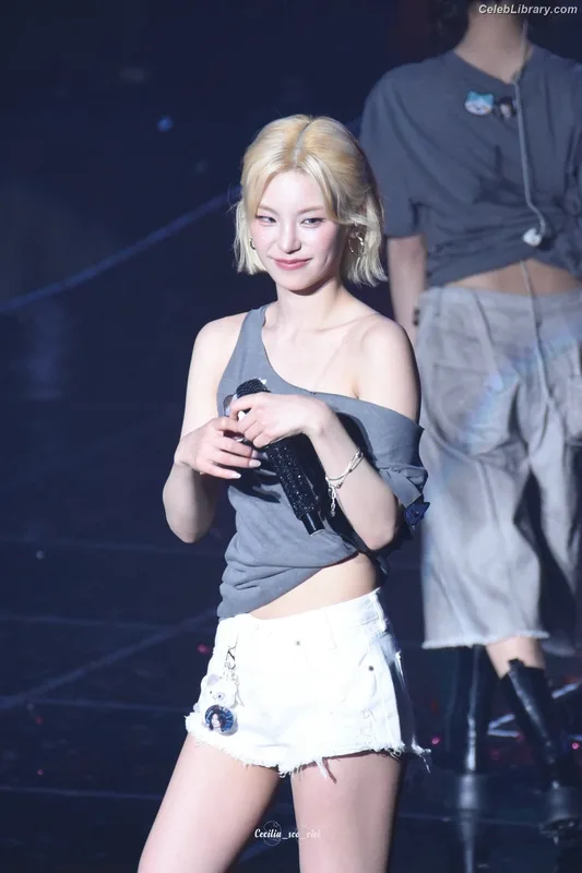 Yeji - ITZY (예지, Hwang Ye-ji) photo 8 of 1028